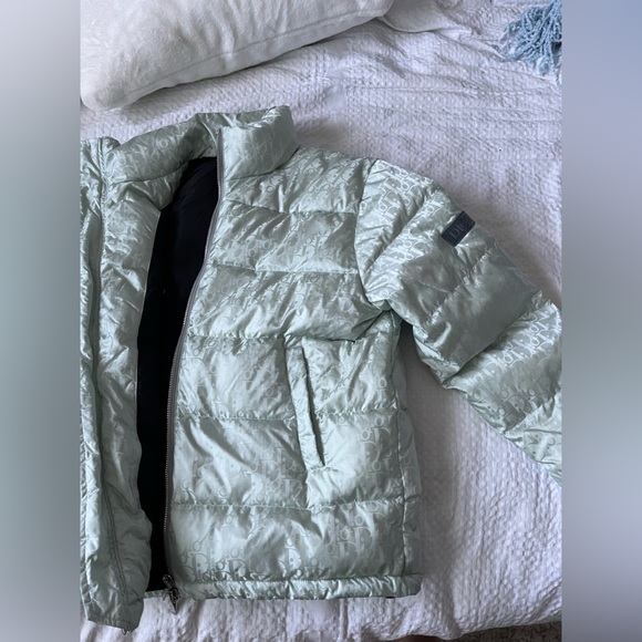 This jacket is beautiful ! Hardly warn , tags are still in intact ! - Picture 6 of 11